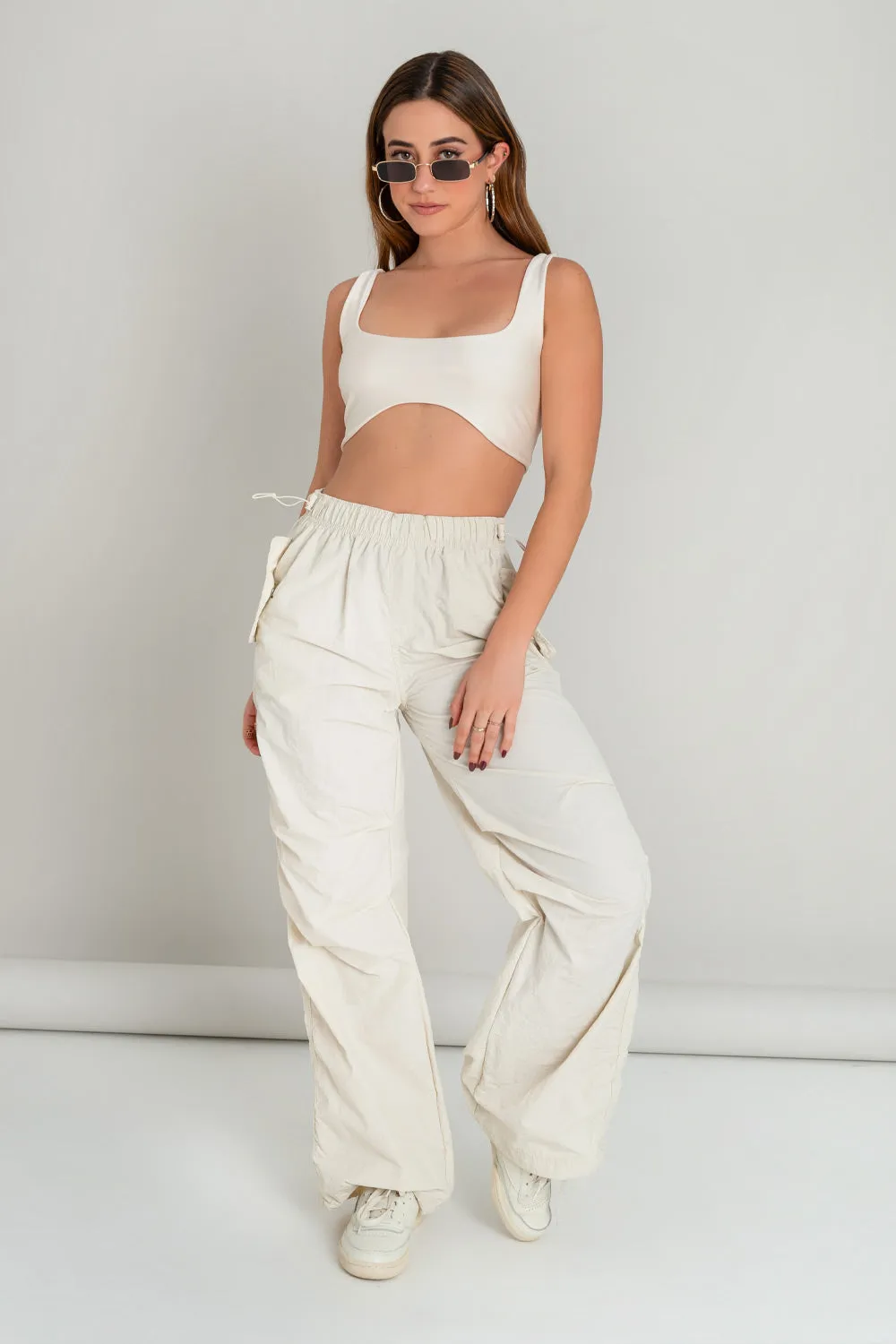 Crop top ajustado de tirantes bajo curveado