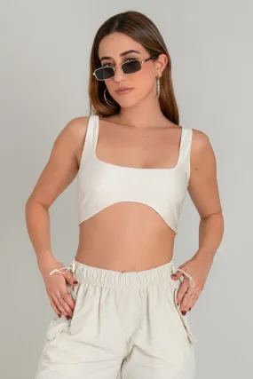 Crop top ajustado de tirantes bajo curveado