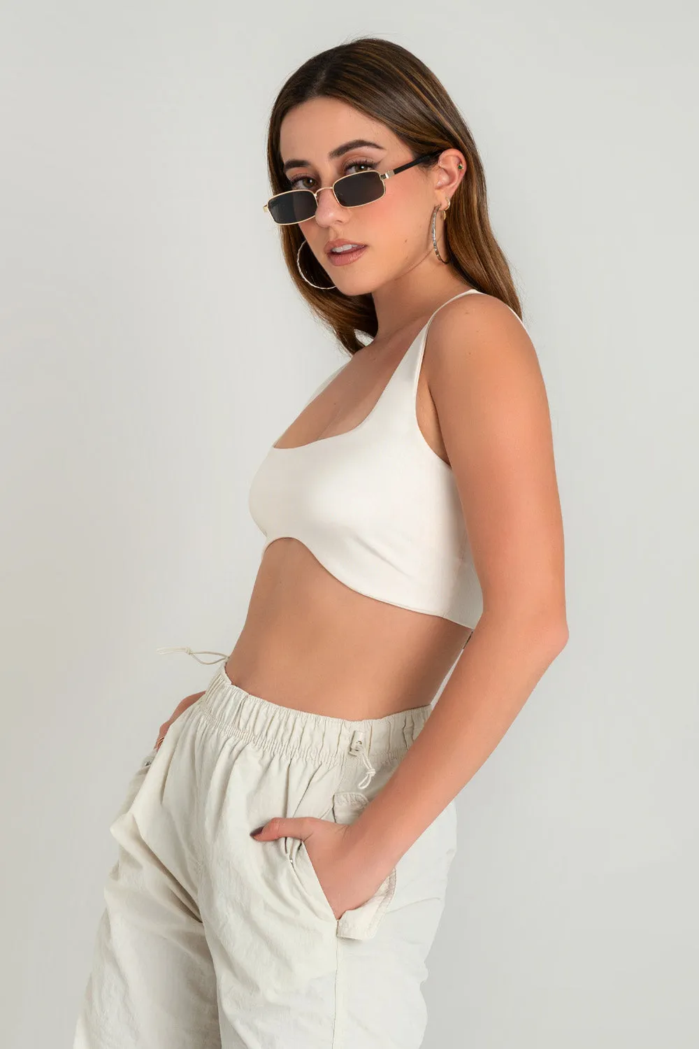 Crop top ajustado de tirantes bajo curveado