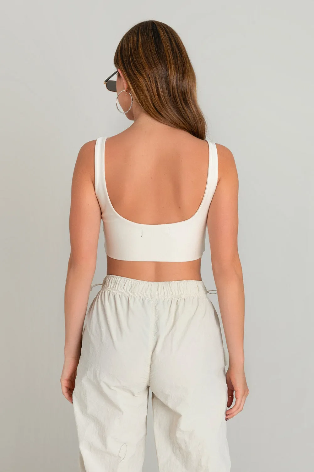 Crop top ajustado de tirantes bajo curveado